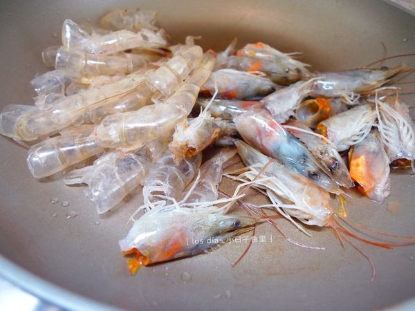 鍋內放少許油，將蝦殼炒香。