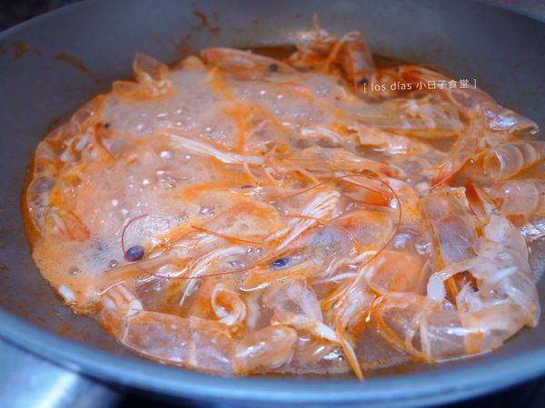 鍋中加入 200 cc 水熬煮蝦湯，煮滾後，轉小火煮 2 分鐘即可，將湯倒至乾淨的容器，放置一旁備用。