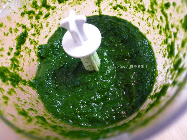 將菠菜以熱水燙 15 秒，瀝乾，以食物條理機打成泥備用。