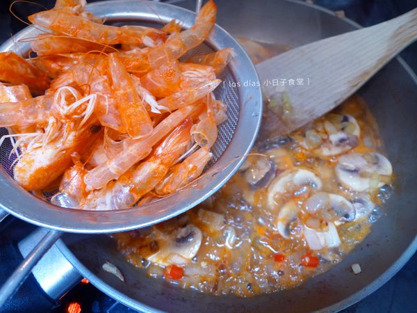 加入蝦高湯與兩大匙白酒煮滾後轉中小火。