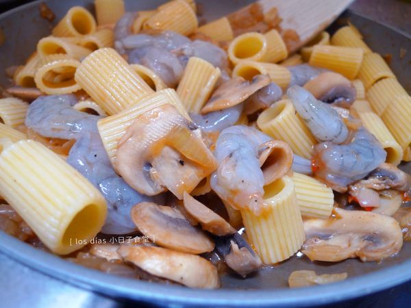 依序加入煮八分熟的義大利麵與蝦子拌炒均勻。若覺得水份不夠，可以用煮麵水調整至喜歡的濃稠度。