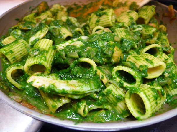 最後加入菠菜泥，翻炒均勻，再以黑胡椒與鹽巴調味，即可上菜～