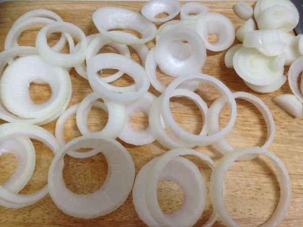 洋蔥橫切後分成圈