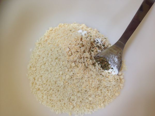 麵包粉一盆，加入帕瑪森起司粉、大蒜粉跟義式香料混和