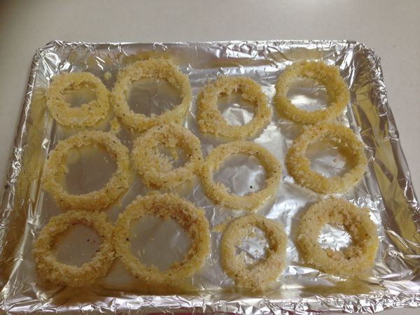 洋蔥圈依序沾麵粉接著滾蛋液最後裹上麵包粉擺上烤盤