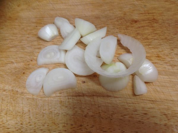 剩餘的洋蔥剁碎加入麵糊裡