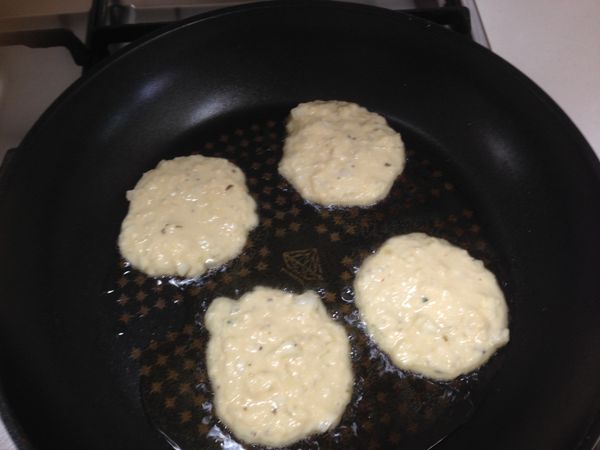 起油鍋煎成煎餅