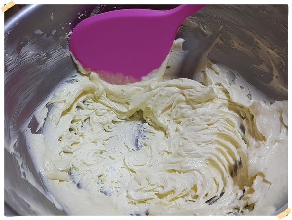 [A奶油分三次加入細砂糖,用打蛋器打至蓬鬆.顏色泛白(奶油要室溫軟化)