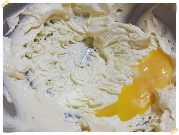 分2次加入蛋黃液(每次加入都要攪拌均勻)