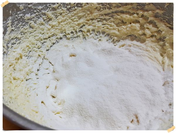 加入混合過篩的[C]用刮刀以切拌跟按壓的方式讓粉類混合均勻(不要過度攪拌會出筋)