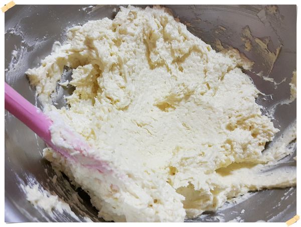 完成的蛋黃糊,

攪拌的時候速度要快而輕