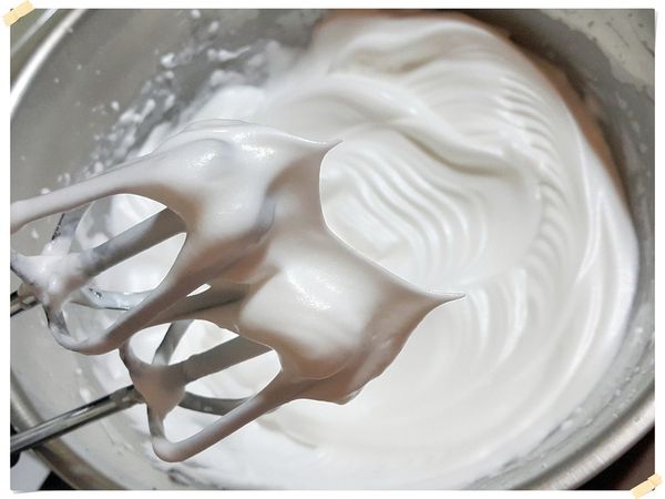 室溫蛋白加檸檬汁或白醋先打出粗泡泡,之後分三次加入糖粉跟鹽,開始用高速打發蛋白,打到完全乾性發泡(攪拌器提起來是短而直的小尖角)再改成低速打30秒,趕出空氣成為細膩的蛋白霜