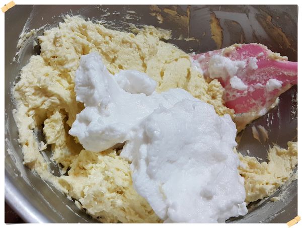 取1/3的7加入6裡面.以切拌方式.從底部輕翻拌勻(不要過度攪拌會消泡)