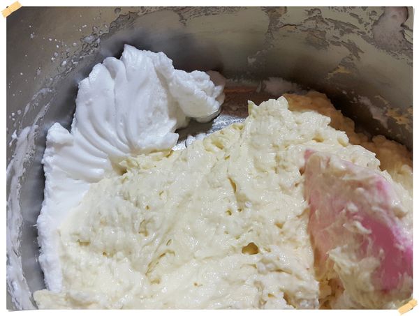 把8倒回7從底部輕翻拌勻(不要過度攪拌會消泡)