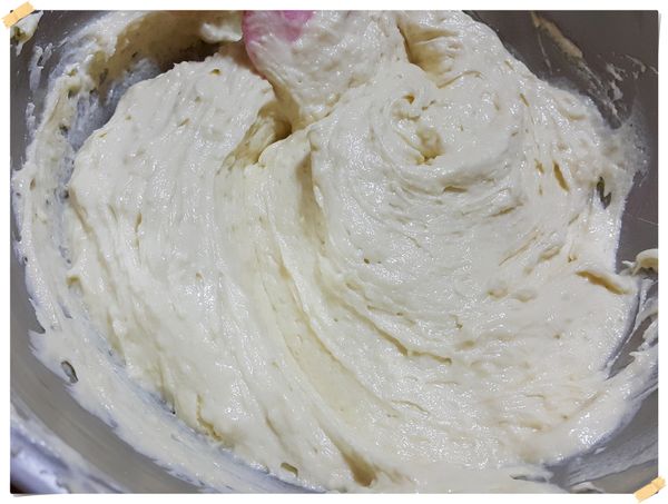 攪拌成一個綿滑無顆粒的麵糊,麵糊越細緻,你的磅蛋糕口感越綿密