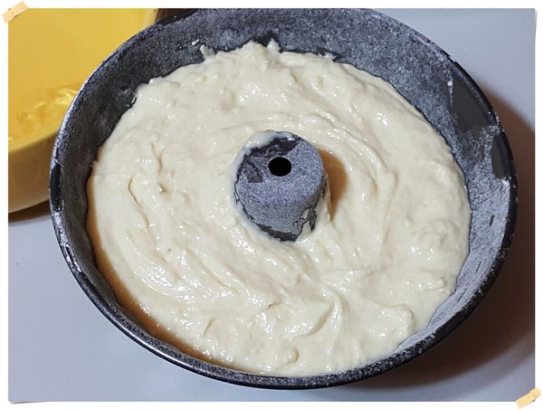 將麵糊平均裝入模型中,敲出空氣