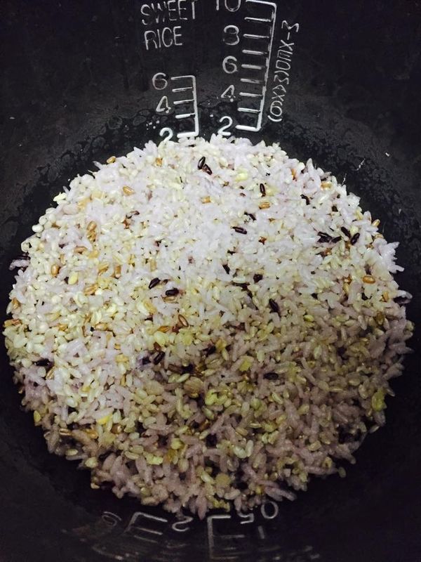 五穀米放進電鍋跳起後，稍微攪拌，並取出放涼。