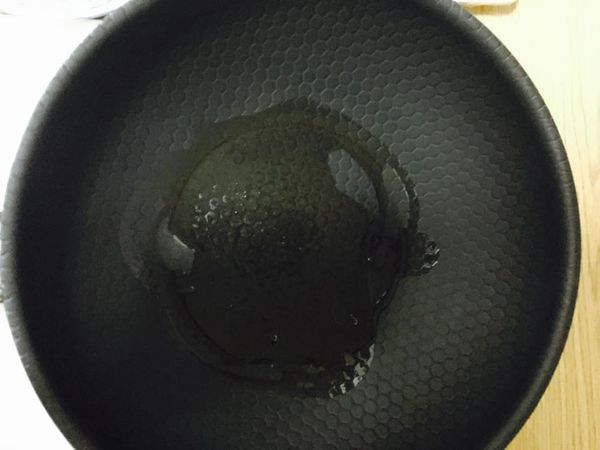 在鍋中倒入適量的橄欖油。
