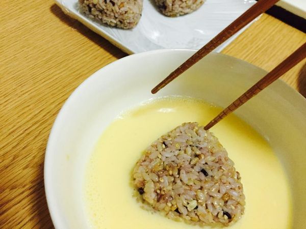 均勻地在三角飯糰兩面都沾上蛋液。