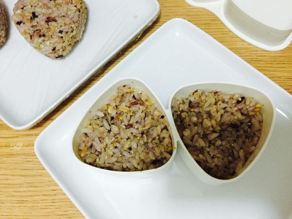 裝入後，可稍微壓密五穀米並適量增加飯量，這樣做出來的飯糰會比較紮實唷～