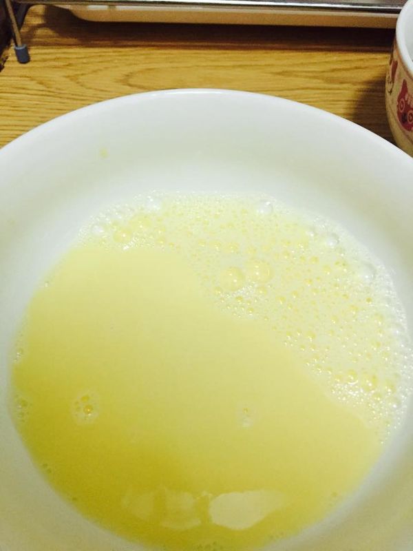 將準備好的雞蛋打散。