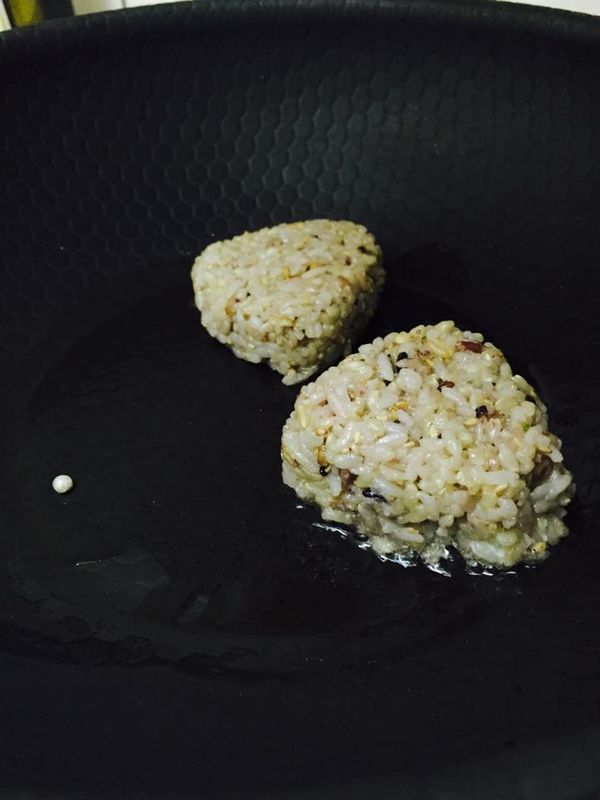 將三角飯糰依序放入鍋中。