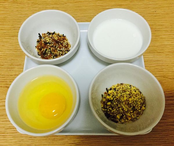 準備的食材有：香鬆(鰹魚和蛋香鬆兩種口味)、牛奶、雞蛋。