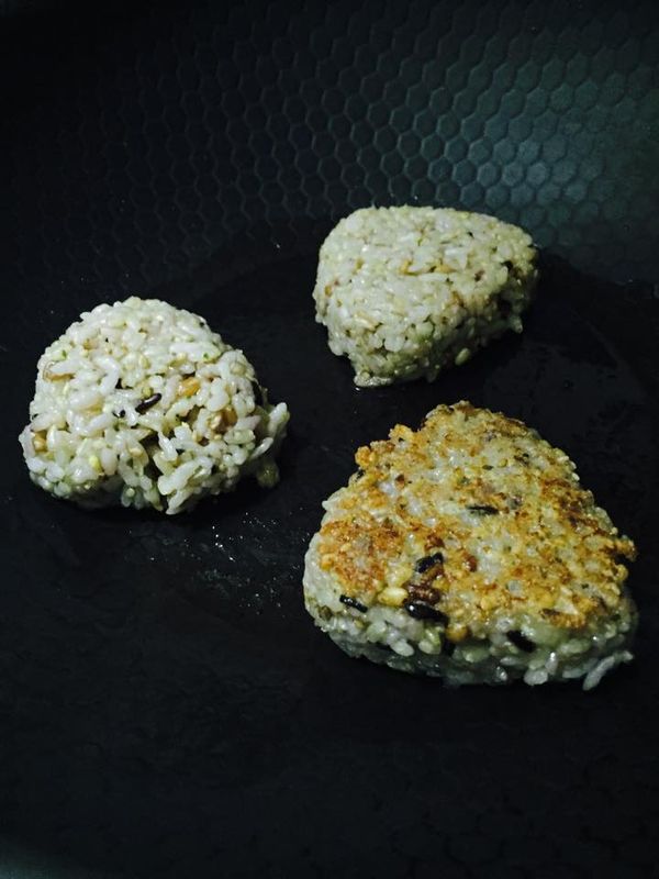 待飯糰底邊出現金黃，就可翻面。