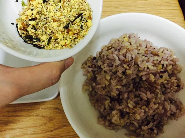 準備兩個容器，分別加入兩種香鬆，並充分攪拌均勻。