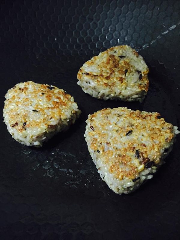 待一邊煎至金黃、酥脆後，另一面也進行同樣的步驟。