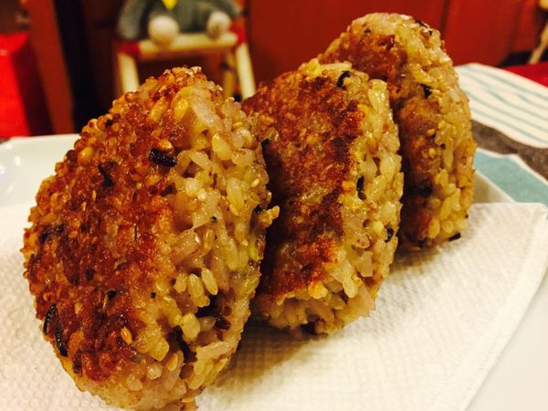 煎至酥脆、飯糰表面呈金褐色後就可起鍋取出。美味的飯糰就完成啦！