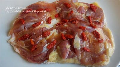 杞子用水浸軟，再放上醃好的雞扒上。