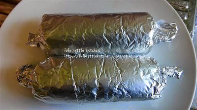 將雞扒卷成圖柱狀，用錫紙包實。