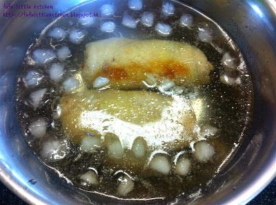 雞卷隔水蒸約25分鐘，取出雞卷以冰水浸一會。