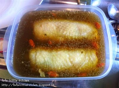 再將整條雞卷放入盒中，倒入醉雞汁至雞卷完全覆蓋。