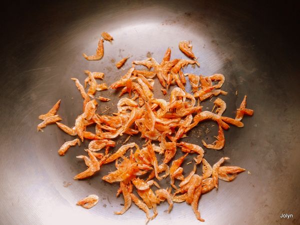 櫻花蝦加少許米酒入鍋中乾鍋炒香