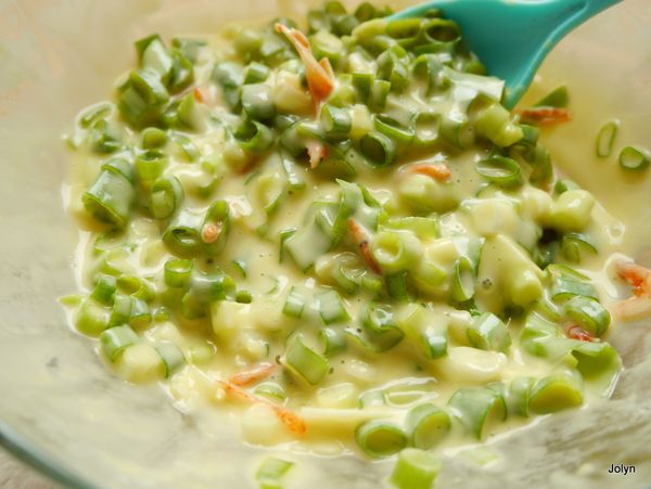 將1/3櫻花蝦加入麵糊中拌勻