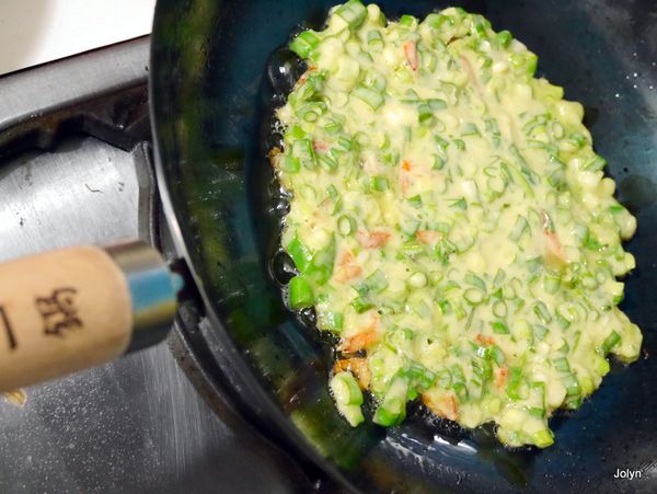 2大匙油熱鍋，將麵糊倒入後請用壓平（愈薄愈好）