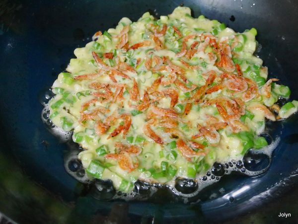 煎至約７。８分透後，將另外的櫻花蝦置於麵糊上