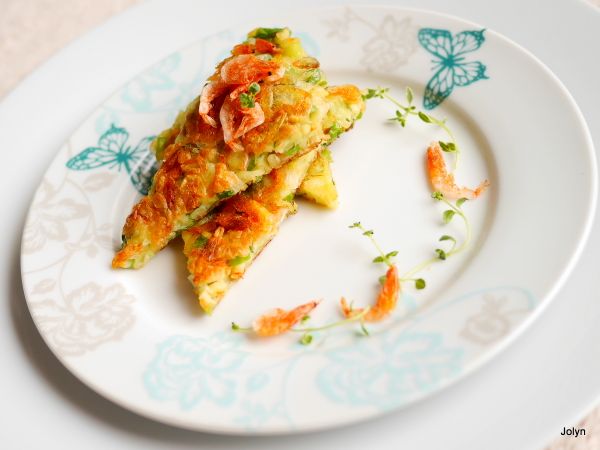 精緻擺盤後，漂亮的❤海之味櫻花蝦香蔥煎餅❤上桌。