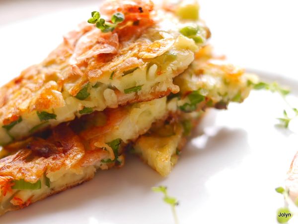 外酥內軟，側面約0.5公分。也可以再煎薄一點更酥脆唷。