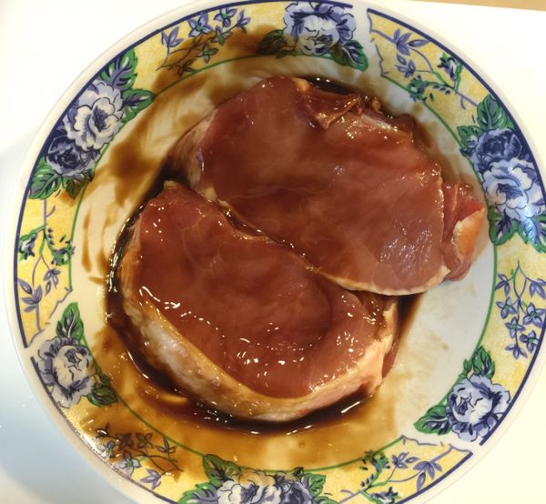 豬排用蠔油醃漬10分鐘