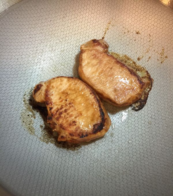 起油鍋以小火將豬排煎至兩面變白，一面約3分鐘