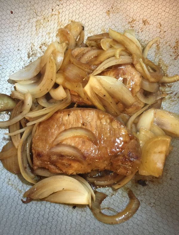 加入洋蔥、醃漬豬排的碗加入水、紅酒，倒入油鍋中，蓋上鍋蓋煮5分鐘，筷子可以插入豬排則是熟了，盛盤撒上黑胡椒粉即可