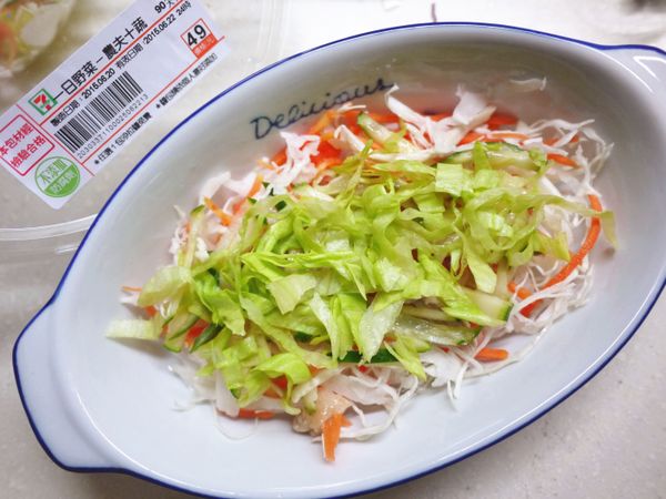 其餘生菜切絲均勻鋪上