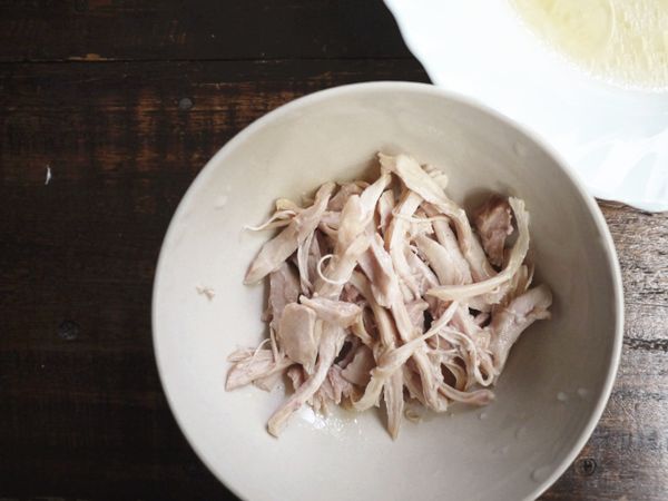 雞肉蒸熟後拿出放涼剝成絲