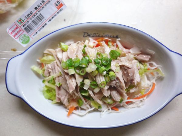 將雞絲鋪在作法5上,雞汁酌量倒入,灑上葱花,燒熱香油淋上,藉油的熱度將葱香逼出,食用前將雞絲及生菜絲拌一拌,(試一下味道,不夠鹹可酌量加薄塩醬油調味),即是一道香氣十足又清爽開胃的涼拌菜囉