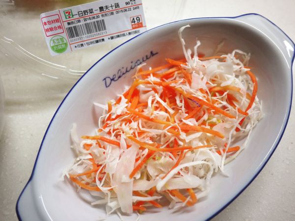 另取一盤將高麗菜絲、紅蘿蔔絲均勻鋪在上