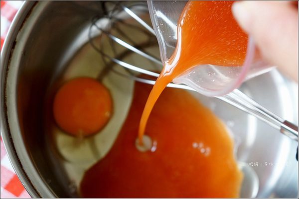 雞蛋打入調理盆中，加入番茄汁攪拌均勻。