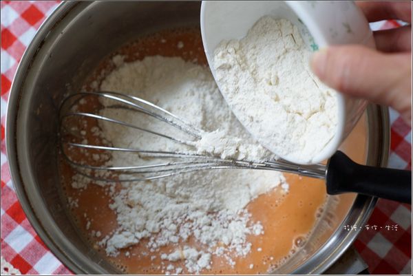 加入鬆餅粉再次攪拌均勻(不需過篩)。